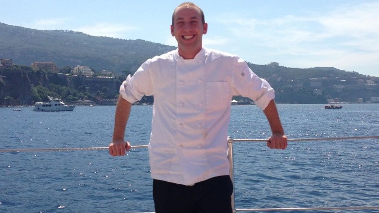 Lo chef Mathew Shea sorride su uno yacht 