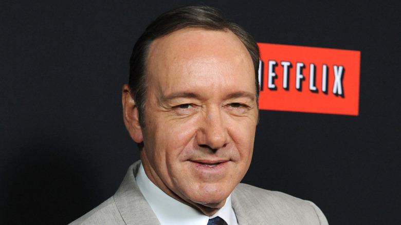 Kevin Spacey in posa davanti all'insegna di Netflix