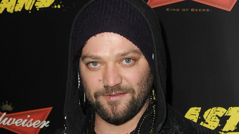 Bam Margera con berretto in maglia nero