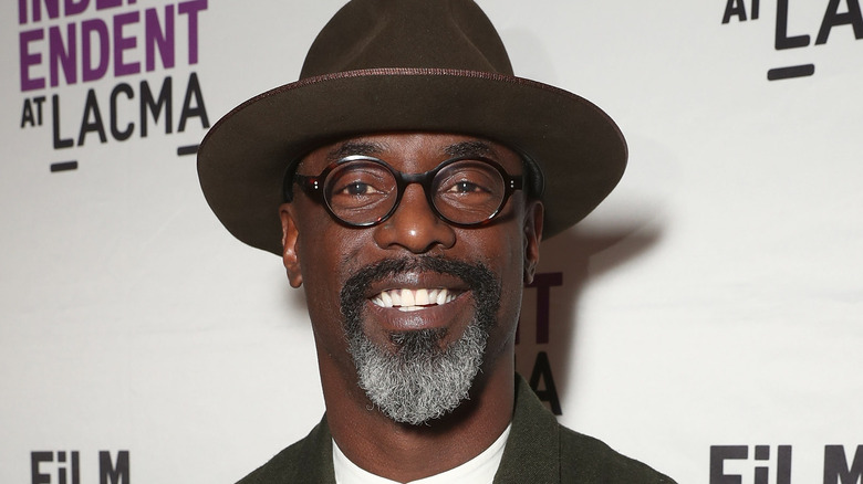 Isaiah Washington posa in fedora marrone 