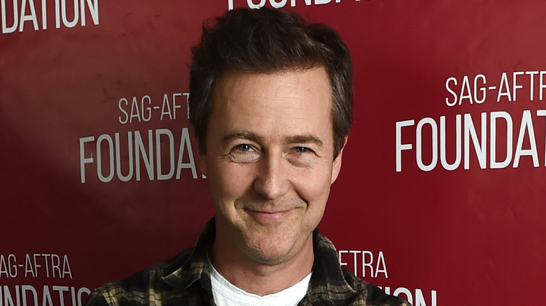 Edward Norton davanti al lenzuolo rosso SAG