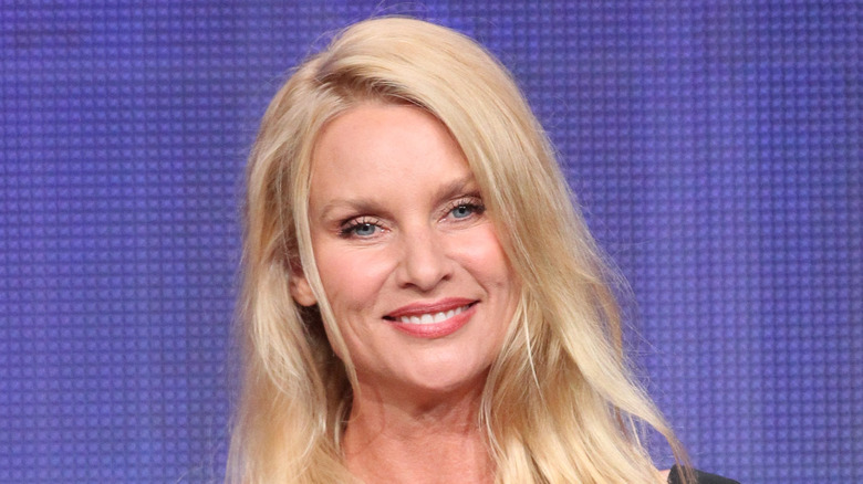 Nicollette Sheridan sorride