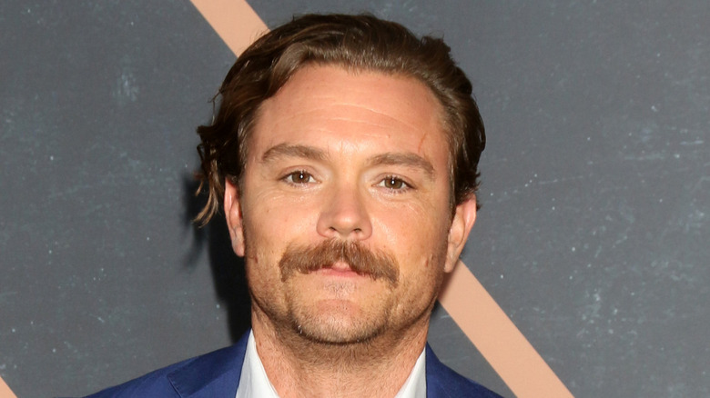 Clayne Crawford con i baffi