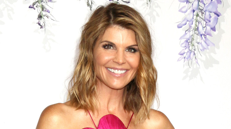 Lori Loughlin sorride