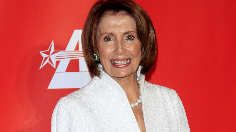 Nancy Pelosi sorride