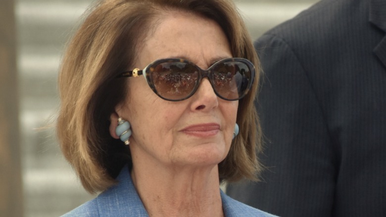 Nancy Pelosi con gli occhiali da sole