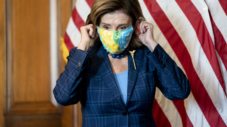 Nancy Pelosi indossa una maschera