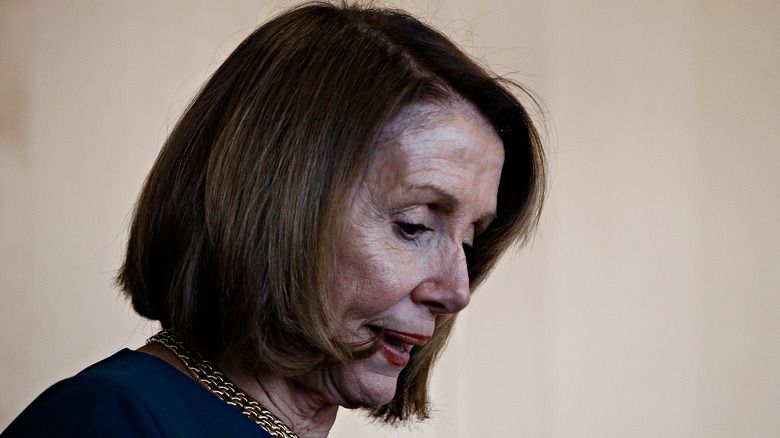 Nancy Pelosi accigliata