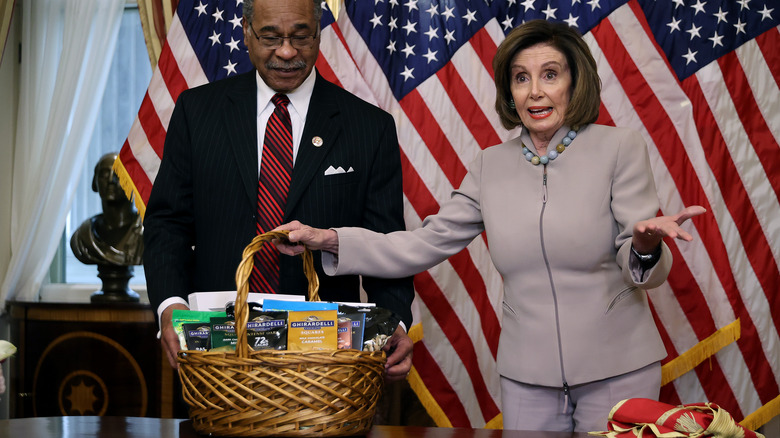 Emmanuel Cleaver, Nancy Pelosi regala il cioccolato