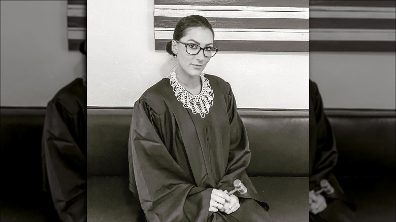 Becca Kufrin vestita da Ruth Bader Ginsburg