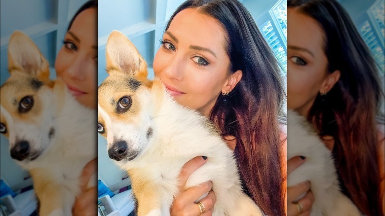 Becca Kufrin con in mano un Corgi