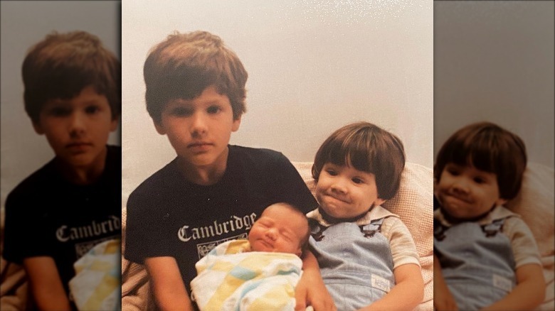 Jared Padalecki accanto a suo fratello, che tiene in braccio la loro sorellina newborn