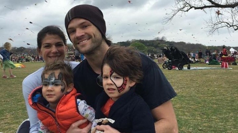 Jared Padalecki con sua moglie e i suoi figli piccoli nel 2016