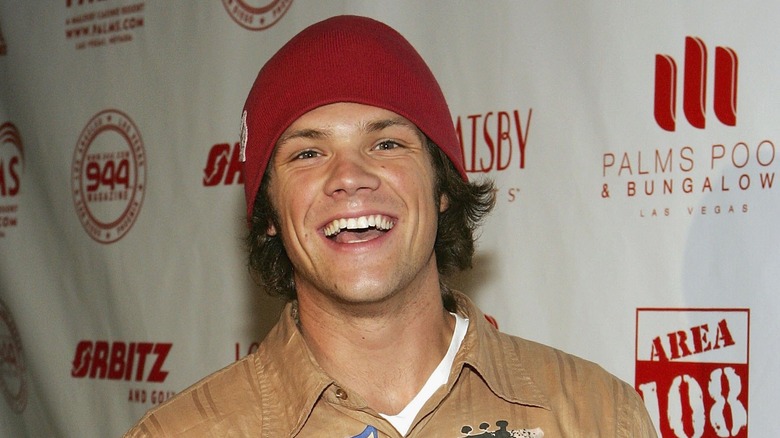 Jared Padalecki posa con un berretto rosso