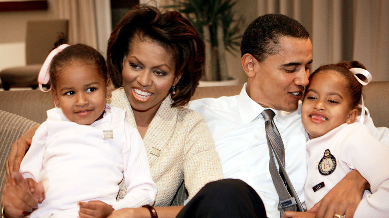 Gli Obama in posa per una foto di famiglia