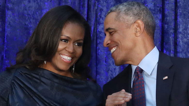 Barack e Michelle Obama sorridono a un evento