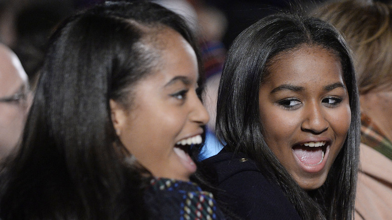 Malia e Sasha Obama sorridono a un evento