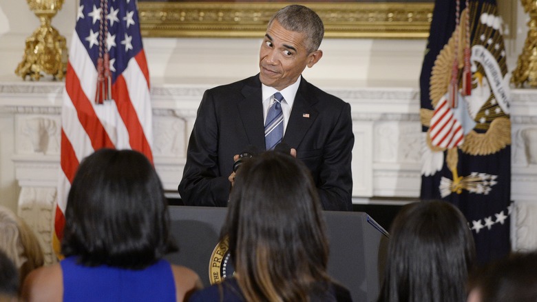 Barack Obama guarda le sue figlie a un evento