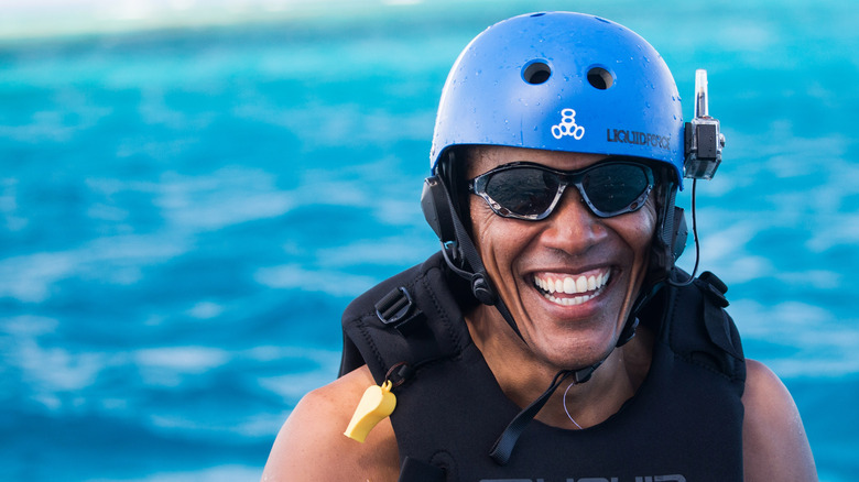 Barack Obama sorride mentre fa kitesurf