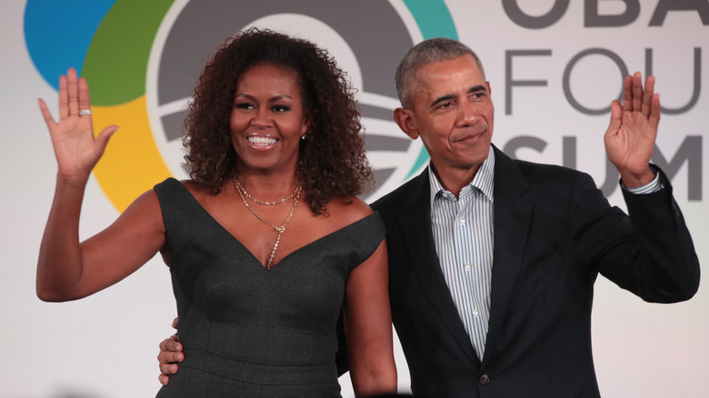 Barack e Michelle Obama salutano entrambi