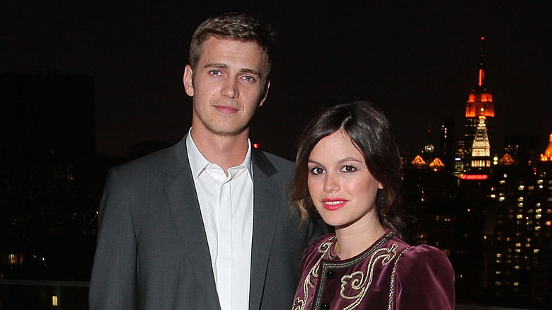 Hayden Christensen e Rachel Bilson sorridono