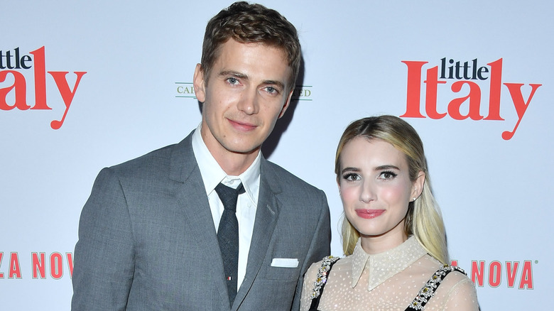 Hayden Christensen ed Emma Roberts sorridono 