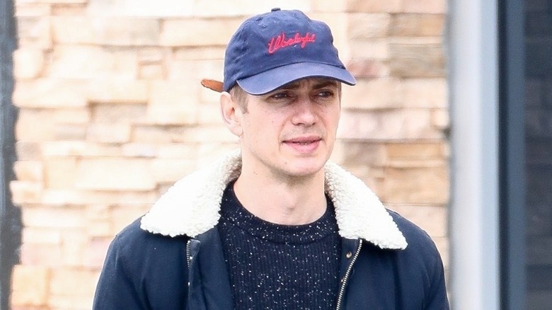 Hayden Christensen con berretto da baseball con sopracciglia corrugate