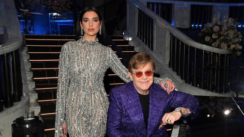 Dua Lipa in piedi sopra Elton John
