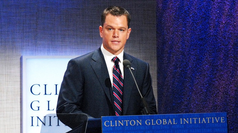 Matt Damon parla su un podio