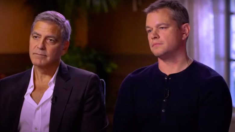 George Clooney e Matt Damon seduti