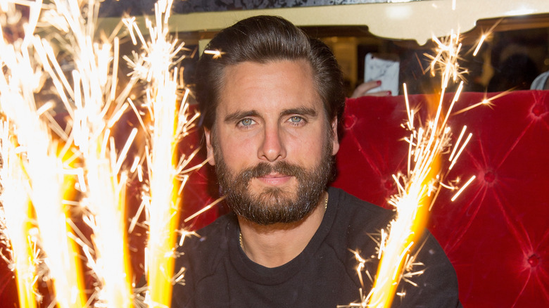 Scott Disick davanti alle stelle filanti