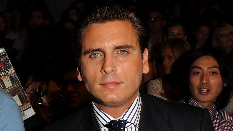 Scott Disick a una sfilata di moda, in posa