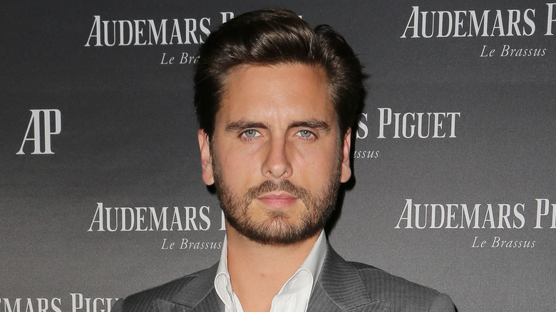 Scott Disick indossa un abito grigio