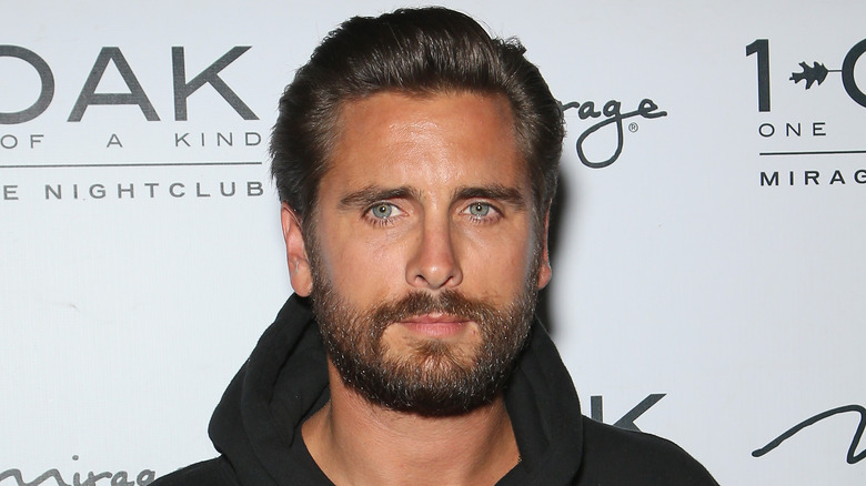 Scott Disick in una felpa con cappuccio