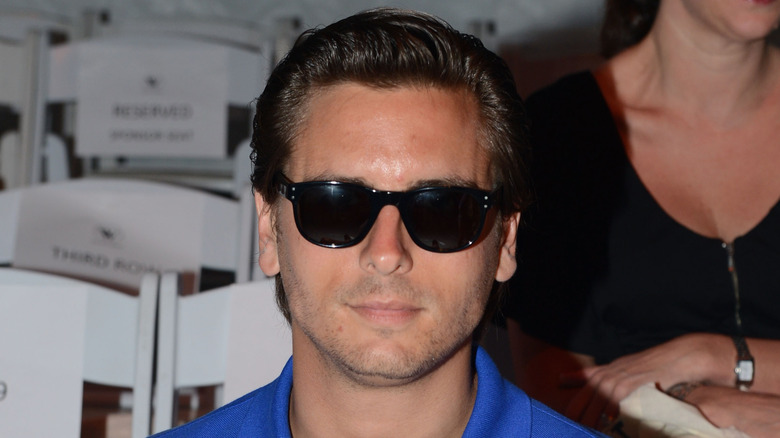 Scott Disick sorride con gli occhiali da sole