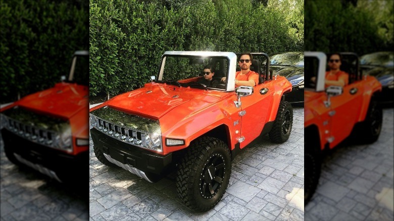 Scott Disick in un mini Hummer