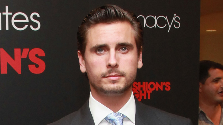 Scott Disick in abito scuro