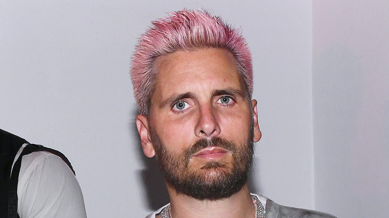 Scott Disick con i capelli rosa