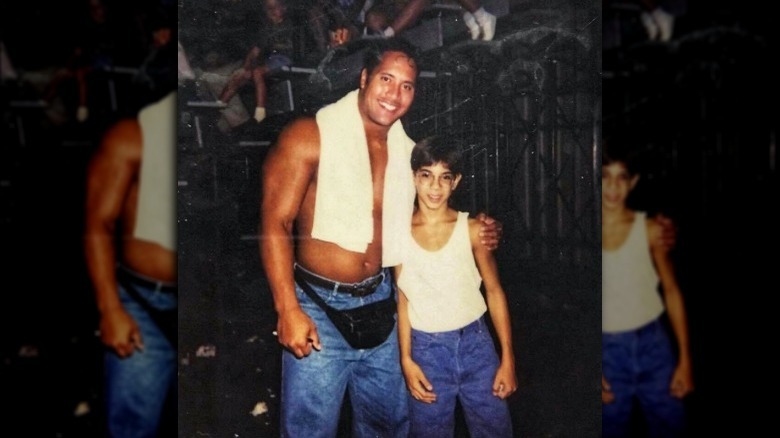 Dwayne Johnson con un marsupio