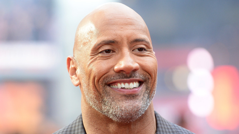 Dwayne Johnson con la barba grigia