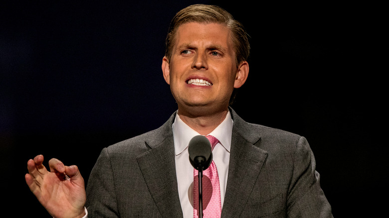 Eric Trump tiene un discorso sul palco