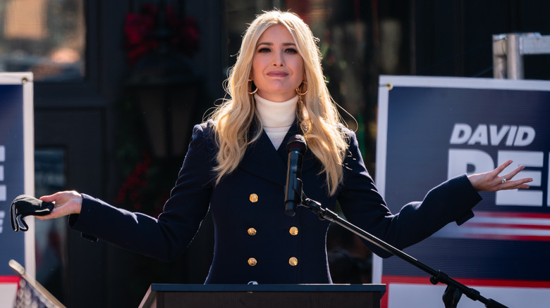 Ivanka Trump alza le spalle sul palco