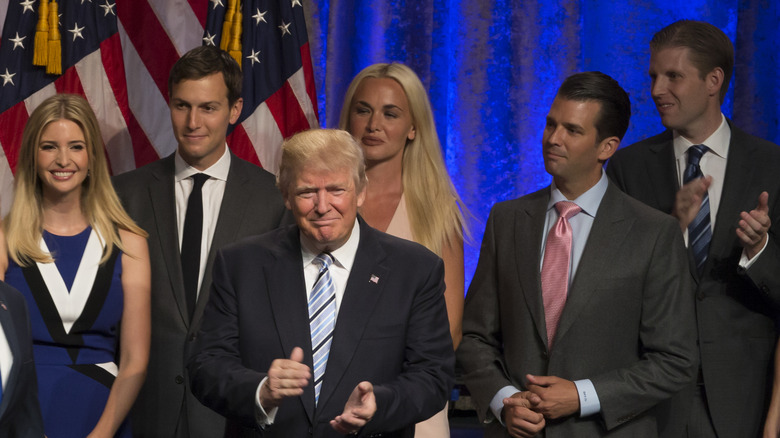 Donald Trump e i suoi figli sul palco