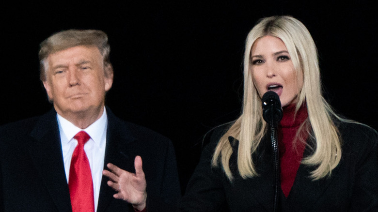 Donald Trump e Ivanka Trump parlano sul palco