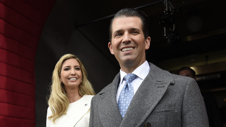 Ivanka Trump e Donald Trump Jr. sorridono