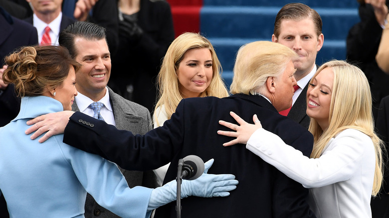 Donald Trump bacia la sua famiglia