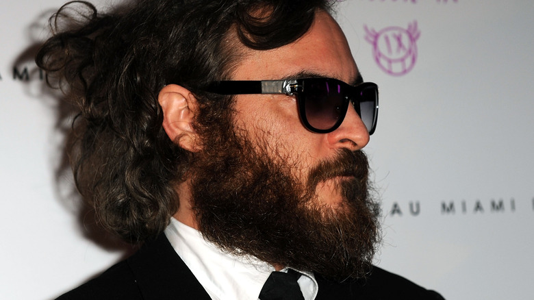 Joaquin Phoenix con gli occhiali da sole