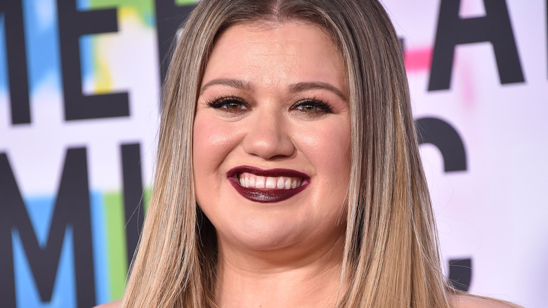 Kelly Clarkson sorride