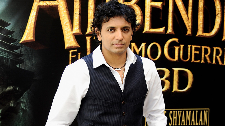 M. Night Shyamalan sogghignando 