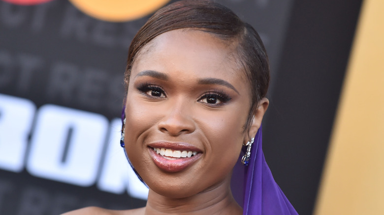 Jennifer Hudson vestita di viola, sorridente